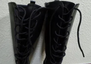 Botas altas negras con cordones