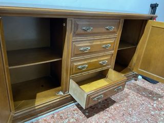 Aparador de madera con cajones y puertas