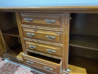 Aparador de madera con cajones y puertas