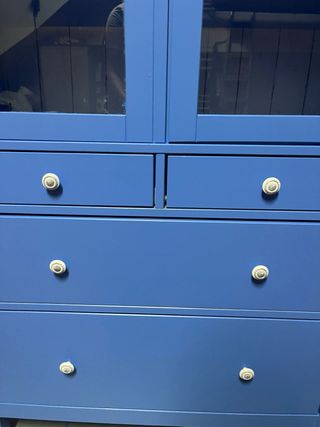 Vitrina Ikea pintada azul añil