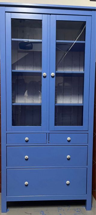 Vitrina Ikea pintada azul añil