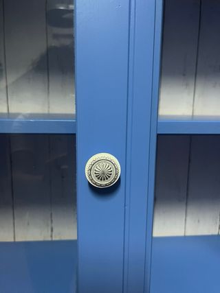 Vitrina Ikea pintada azul añil