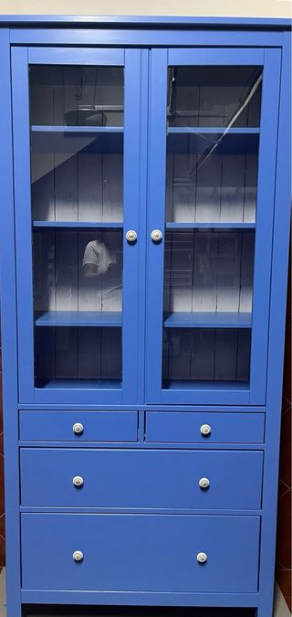 Vitrina Ikea pintada azul añil
