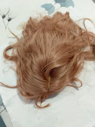 Peruca castanha dourada ondulada