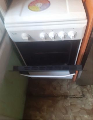 Estufa blanca como nueva de 4 ornilla de butano