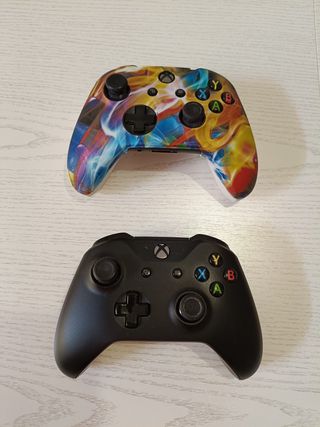 Xbox One X 1TB + 2 mandos