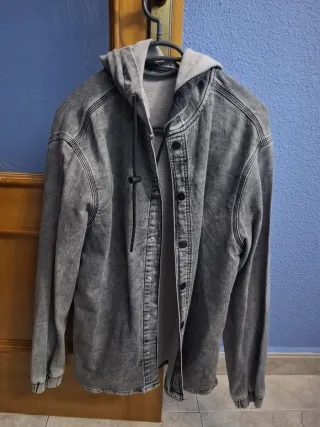 Chaqueta vaquera con capucha