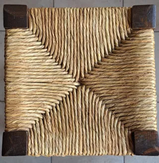 Taburete de madera y mimbre