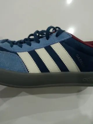 Zapatillas Adidas Gazelle azul y granate