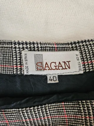 Falda de cuadros gris y rojo