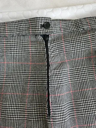 Falda de cuadros gris y rojo