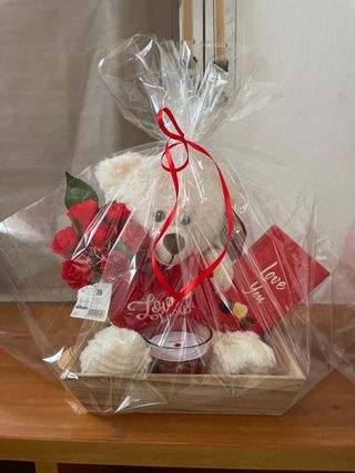 Cesta San Valentín Oso y Flores