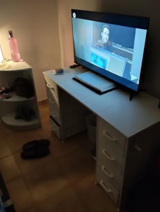 2 Hormigoneras y 1 Maquinillo escritorio y televis