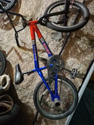 Bicicleta BMX Java Impact Roja y Azul