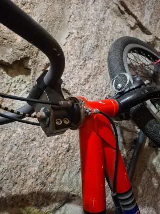 Bicicleta BMX Java Impact Roja y Azul