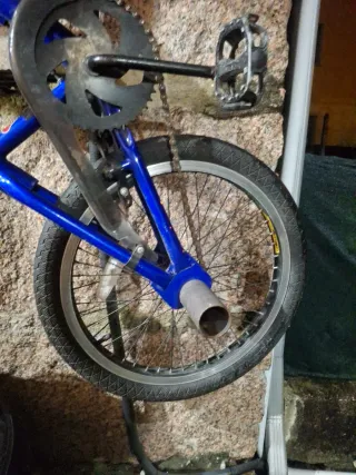 Bicicleta BMX Java Impact Roja y Azul