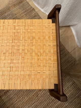 Butaca pequeña de madera y yute