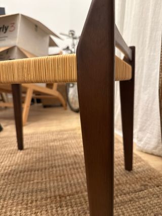 Butaca pequeña de madera y yute