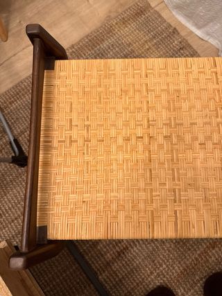 Butaca pequeña de madera y yute