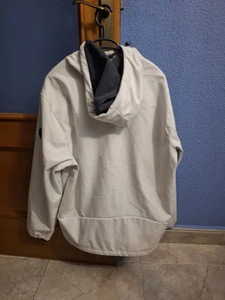 Chaqueta beige con capucha