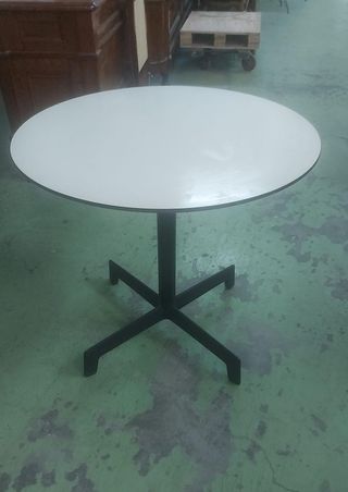 Mesa redonda negra y blanca