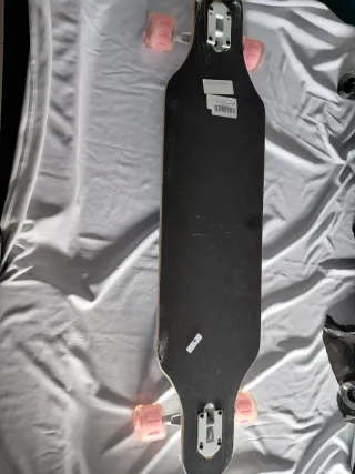 Longboard com rodas cor-de-rosa