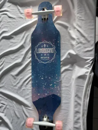 Longboard com rodas cor-de-rosa