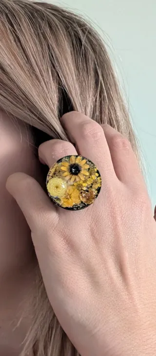 Anillo artesanal con flores naturales reales