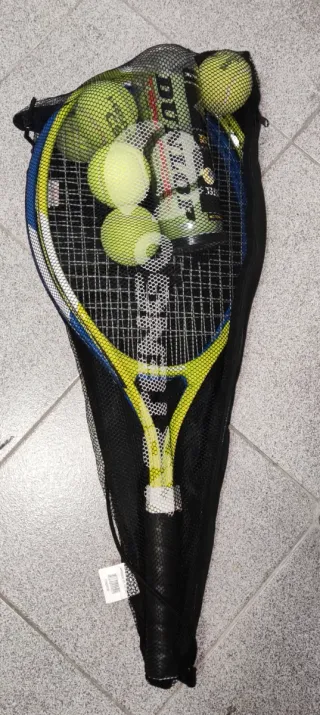 Raquetas de tenis, pelotas y mochila.
