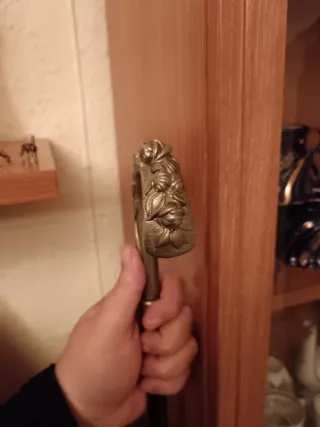 Bastón elegante con empuñadura decorada