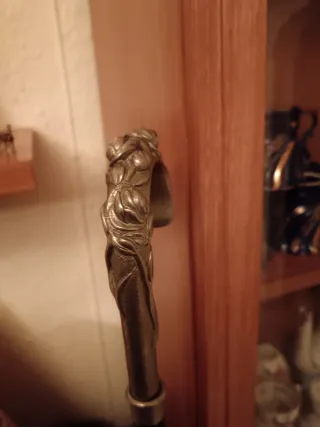 Bastón elegante con empuñadura decorada