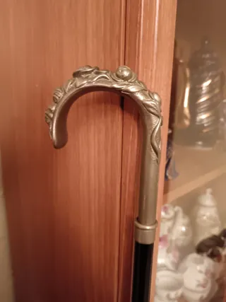 Bastón elegante con empuñadura decorada