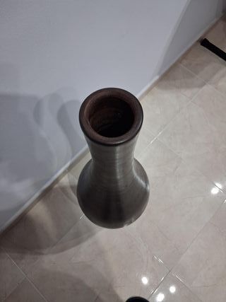 Jarrón de cerámica negro