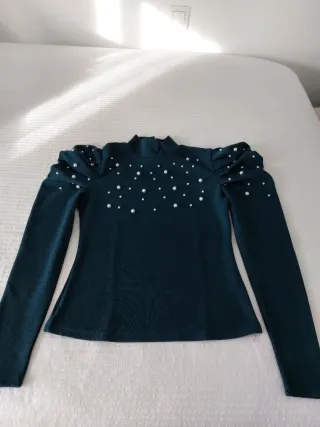 Camiseta verde con perlas