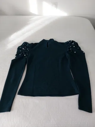 Camiseta verde con perlas