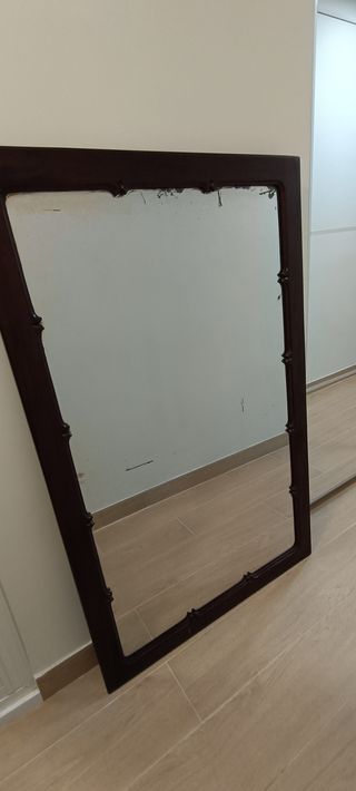 Espejo antiguo con marco de caoba.