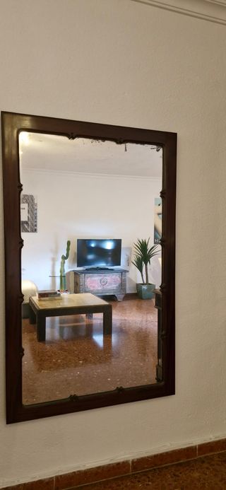 Espejo antiguo con marco de caoba.
