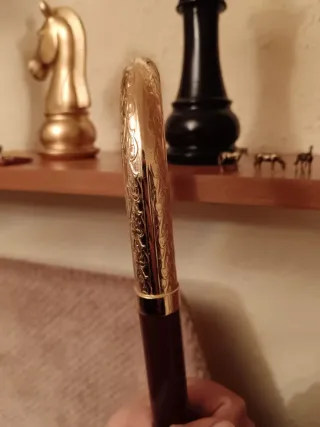 Bastón elegante con empuñadura dorada