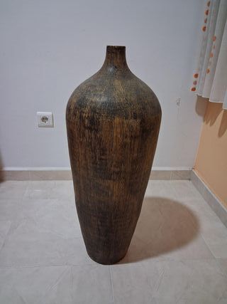 Jarrón de cerámica marrón y negro