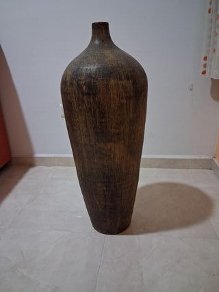 Jarrón de cerámica marrón y negro