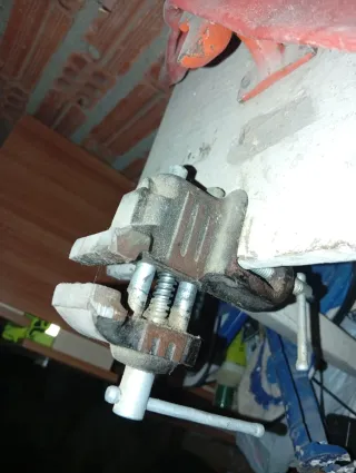 Banco da officina antico con vari oggetti in vendita