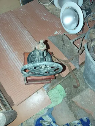 Banco da officina antico con vari oggetti in vendita