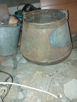 Banco da officina antico con vari oggetti in vendita