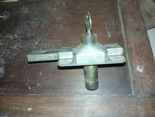 Banco da officina antico con vari oggetti in vendita