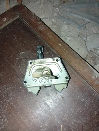 Banco da officina antico con vari oggetti in vendita