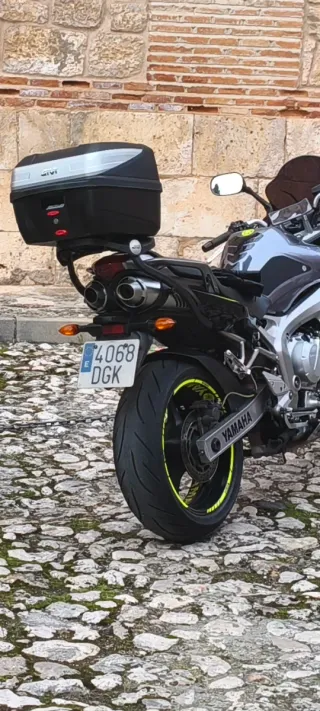 Yamaha FZ6 Fazer. Regalo top case