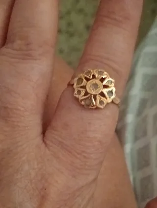 Conjunto de tres sortijas de oro de 18 quilates.