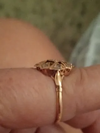 Conjunto de tres sortijas de oro de 18 quilates.