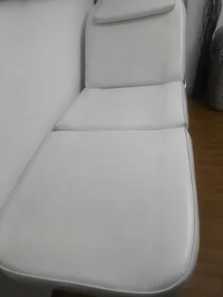 Silla de piel sintética blanca