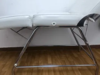 Silla de piel sintética blanca